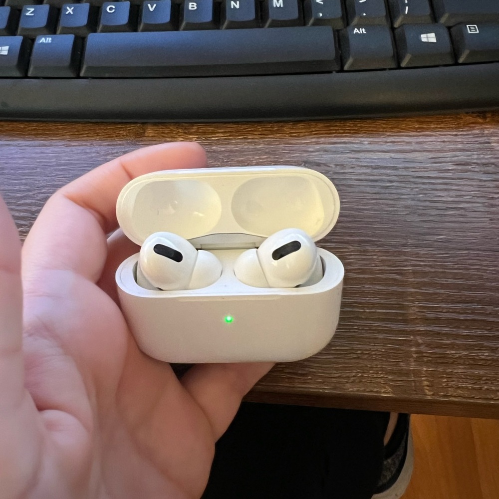 AirPods Pro 1st generation with Charging case - lightning charging port
